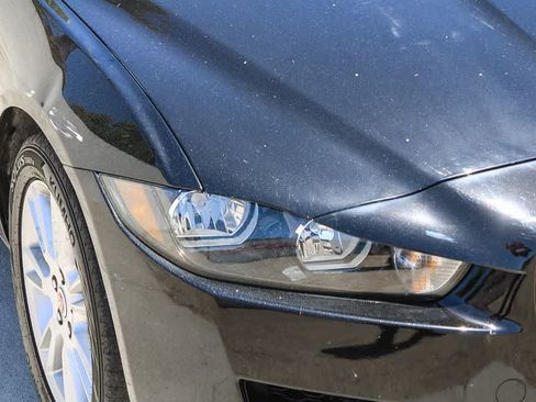 Used 2018 Jaguar XE Premium AWD/4WD image 4