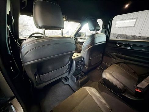 Used 2023 Jeep Grand Cherokee L Laredo image 9