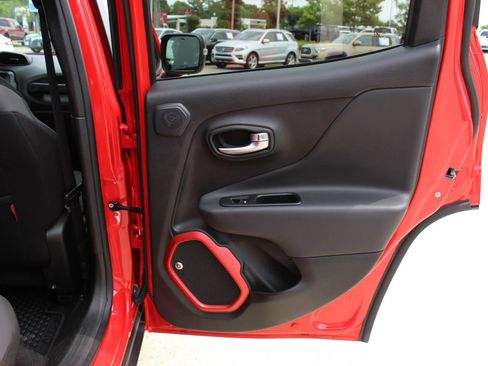 Used 2018 Jeep Renegade Trailhawk AWD/4WD image 21