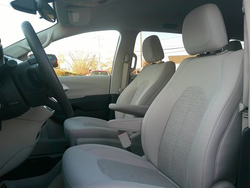 Used 2017 Chrysler Pacifica Touring Plus image 15