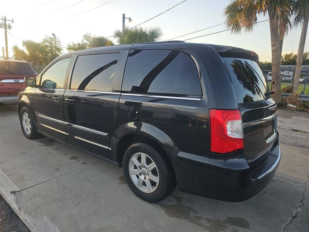 Used 2012 Chrysler Town & Country Touring FWD image 6