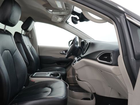 Used 2022 Chrysler Pacifica Touring-L FWD image 11
