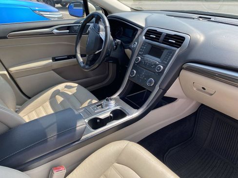 Used 2017 Ford Fusion SE FWD image 19