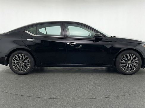 Used 2025 Nissan Altima 2.5 SV image 11