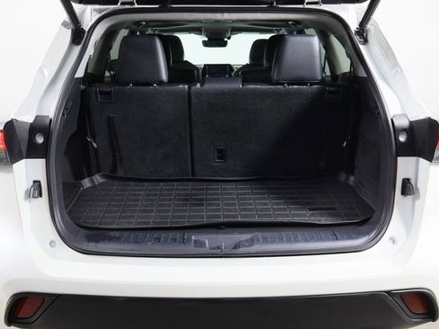 Used 2021 Toyota Highlander XLE image 16