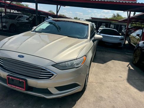 Used 2017 Ford Fusion SE w/ Fusion SE Technology Package image 24