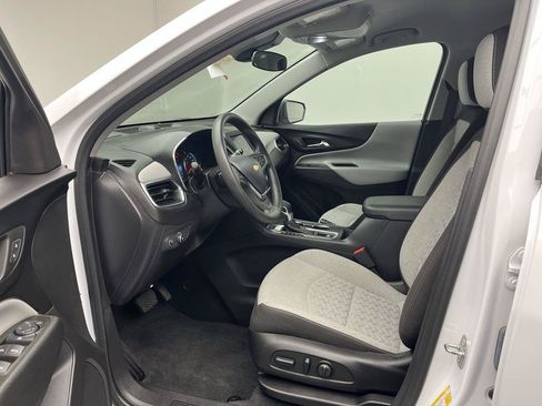 Used 2023 Chevrolet Equinox LS w/ LS Convenience Package AWD/4WD image 3