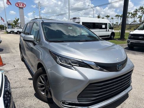 Used 2023 Toyota Sienna XLE FWD image 3