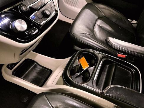 Used 2018 Chrysler Pacifica Touring-L FWD image 17