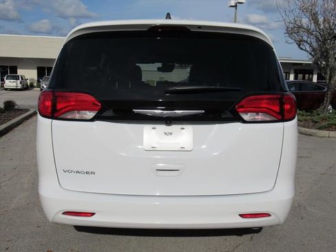 Used 2023 Chrysler Voyager LX image 6