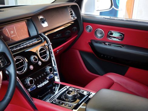 Used 2022 Rolls-Royce Cullinan w/ Cullinan Package image 23