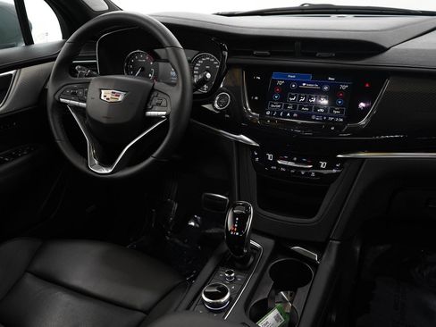 Used 2025 Cadillac XT6 Sport image 13