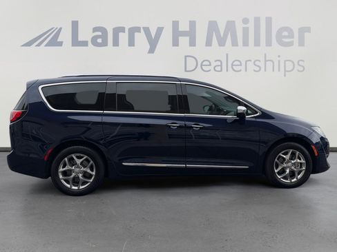 Used 2017 Chrysler Pacifica Limited w/ UConnect Theater Package image 6