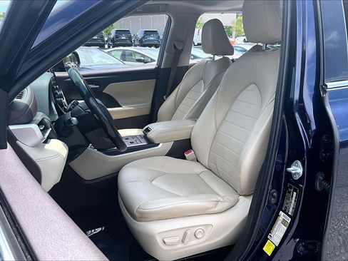 Used 2021 Toyota Highlander XLE AWD/4WD image 8