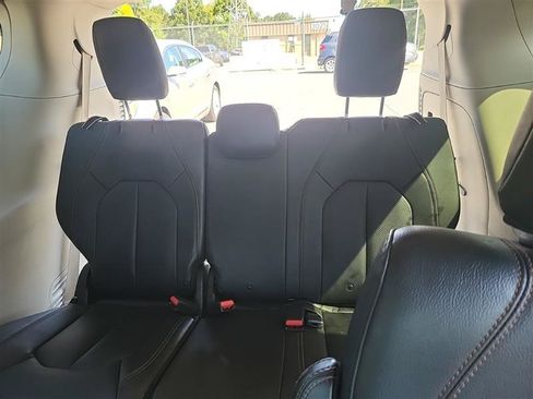 Used 2019 Chrysler Pacifica Touring-L FWD image 7