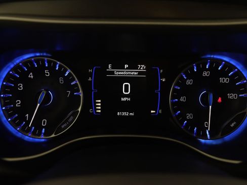 Used 2020 Chrysler Pacifica Touring FWD image 18