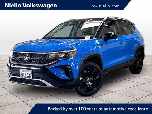 Used 2023 Volkswagen Taos SE w/ Panoramic Sunroof Package FWD image 1