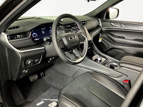 New 2025 Jeep Grand Cherokee L Altitude image 8