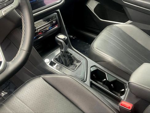 Used 2022 Volkswagen Tiguan SE image 17