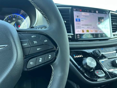 Used 2025 Chrysler Pacifica Limited w/ Uconnect Theater Family Group AWD/4WD image 13