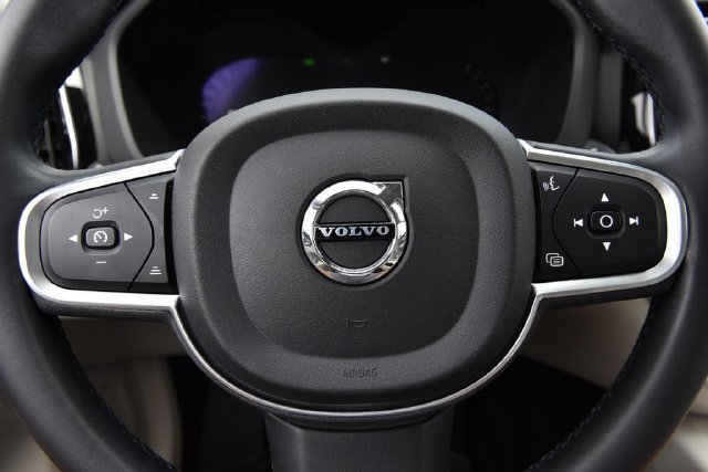 Used 2022 Volvo XC60 B5 Momentum AWD/4WD image 18