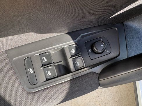 Used 2018 Volkswagen Tiguan S FWD image 11