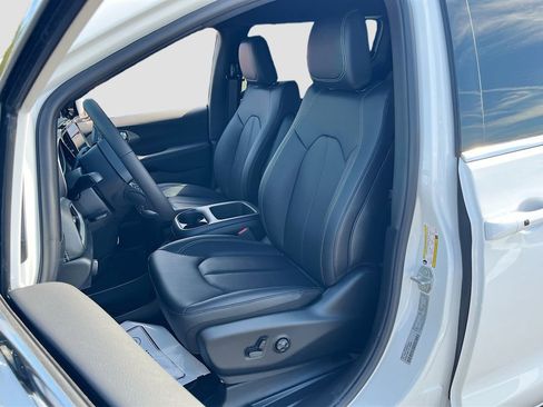 New 2025 Chrysler Pacifica Select image 32