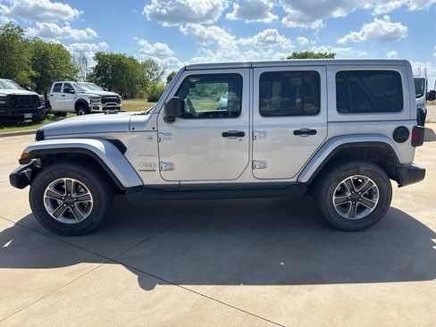 Used 2022 Jeep Wrangler Unlimited Sahara w/ Cold Weather Group AWD/4WD image 4