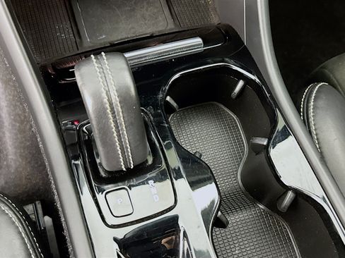 Used 2020 Volvo XC40 T5 R-Design image 19