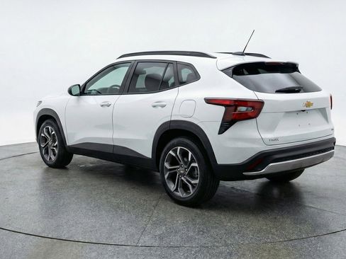 Used 2025 Chevrolet Trax LT w/ LT Convenience Package FWD image 6