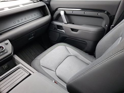 Used 2024 Land Rover Defender 110 X-Dynamic SE image 13