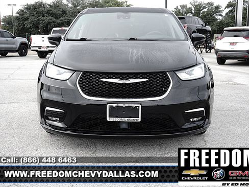 Used 2023 Chrysler Pacifica Touring-L FWD image 2