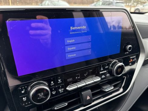 Used 2025 Toyota Highlander Platinum image 21