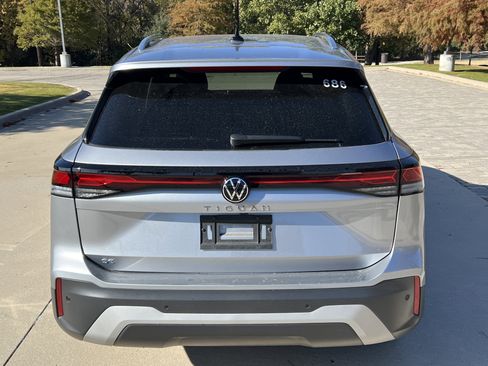 Certified 2025 Volkswagen Tiguan SE image 10