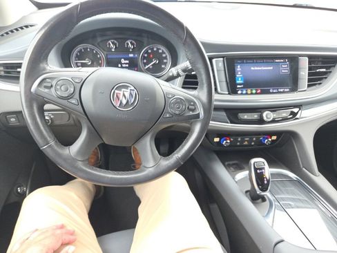 Used 2021 Buick Enclave Essence FWD image 17