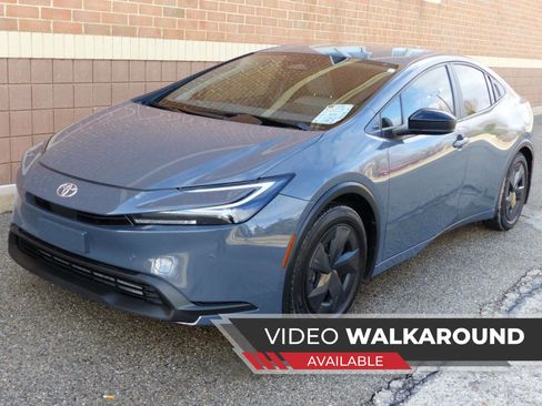 Used 2024 Toyota Prius LE image 1