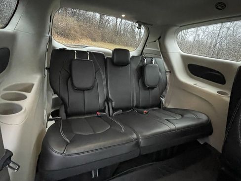 Used 2024 Chrysler Pacifica Touring-L image 16