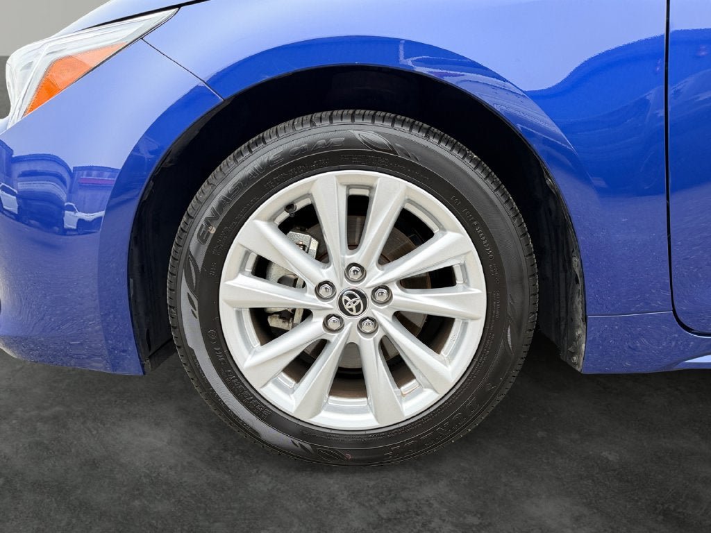 Used 2025 Toyota Corolla SE w/ SE Package FWD image 4