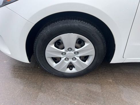 Used 2017 Kia Forte LX image 9