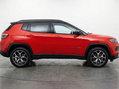 Used 2025 Jeep Compass Limited image 11