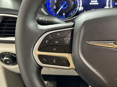 Used 2024 Chrysler Pacifica Touring-L image 19