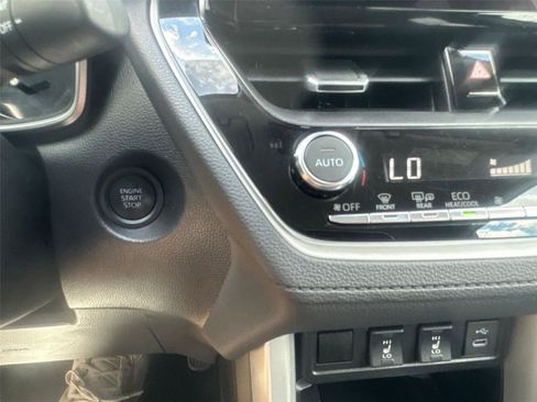 Used 2025 Toyota Corolla Cross XLE FWD image 28