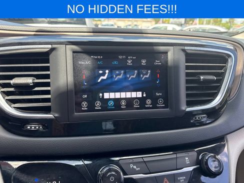 Used 2018 Chrysler Pacifica L FWD image 21