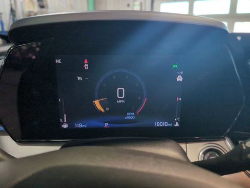 Used 2025 Chevrolet Trax LT w/ LT Convenience Package image 13