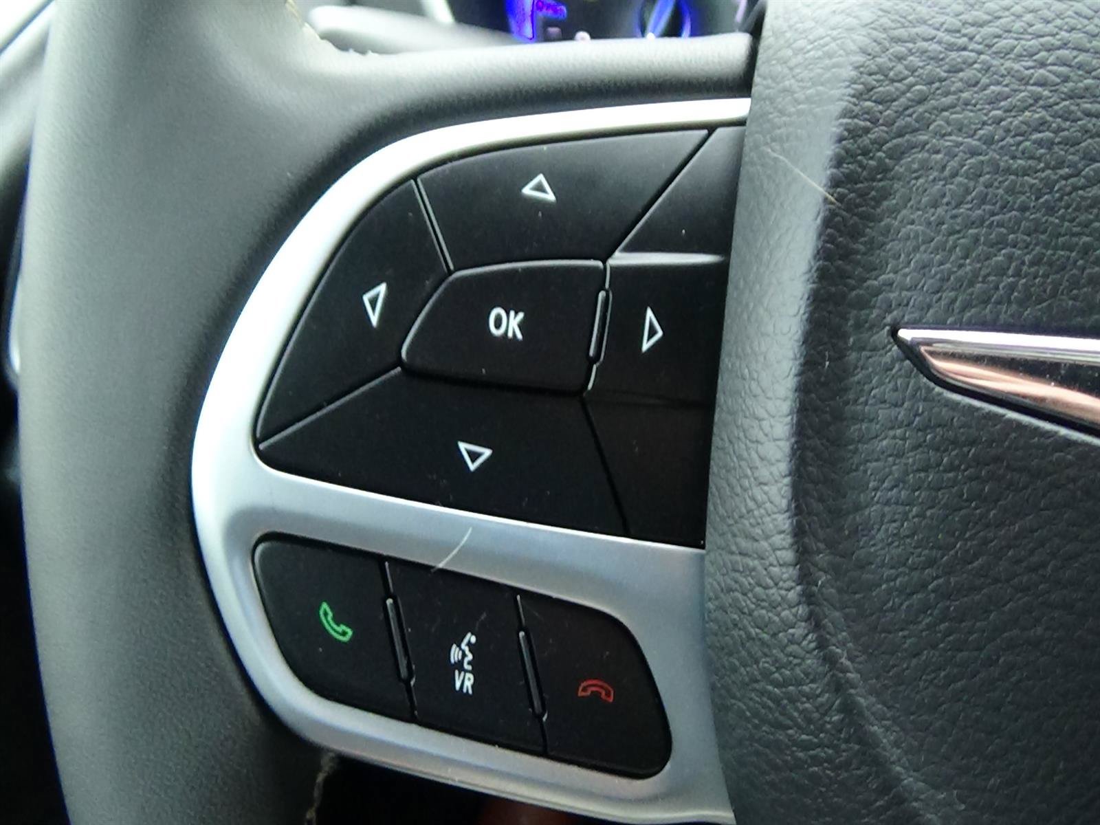 Certified 2025 Chrysler Pacifica Select FWD image 20