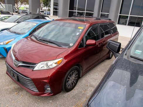 Used 2018 Toyota Sienna Limited image 3