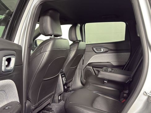 Used 2025 Jeep Compass Latitude image 21