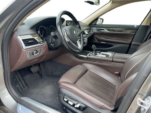 Used 2018 BMW 740i image 8