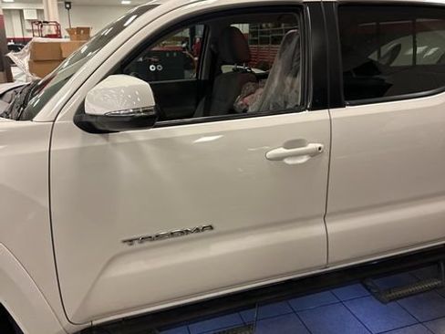 Used 2023 Toyota Tacoma SR5 w/ Technology Package RWD image 4