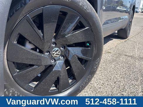 Used 2024 Volkswagen Atlas Cross Sport SE w/ Panoramic Sunroof Package FWD image 4